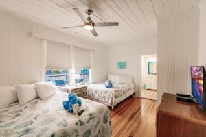 西耶斯塔岛The Inn on Siesta Key的一间卧室配有两张床和吊扇