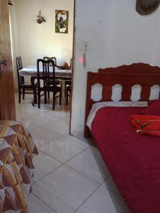 瓜拉廷格塔CHÁCARA TERRA dos SONHOS的一间卧室配有一张床和一张餐桌