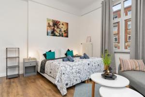 不莱梅HOMEY Apartments - im Viertel mit Parkplatz的白色卧室配有床和沙发