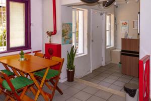 里约热内卢Matianellu Hostel的厨房以及带桌椅的用餐室。