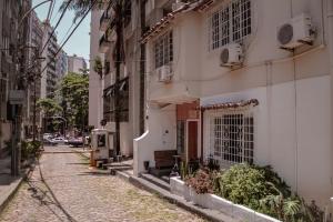 里约热内卢Matianellu Hostel的建筑前的鹅卵石街道