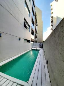 布宜诺斯艾利斯Departamento en Palermo Hollywood的大楼前的游泳池