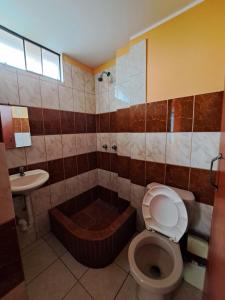 利马Hospedaje Escorpio的浴室配有卫生间、浴缸和水槽。