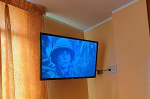 利马Hospedaje Escorpio的挂在墙上的平面电视