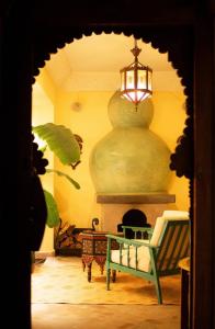 马拉喀什RIAD DAR NAOMI的客房设有壁炉、桌子和灯具。