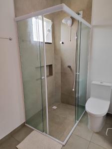 伊达贾伊Apartamento de 1 quarto próximo a 101的浴室设有玻璃淋浴间和卫生间