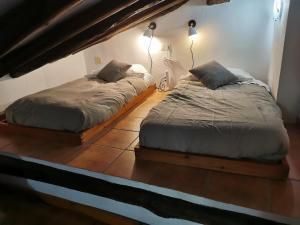 MontalbánCasa Roya的两张睡床彼此相邻,位于一个房间里