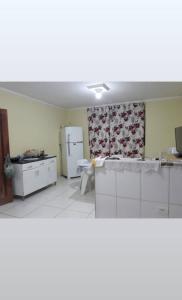São Gonçalo do AmaranteSítio casa grande的厨房配有白色家电和冰箱