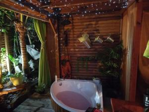 德赛Ma cabane的一间带浴缸的浴室,位于植物间