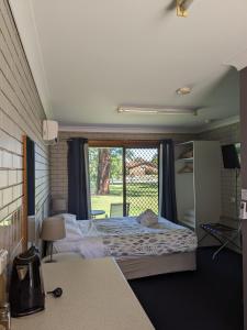 托克姆沃尔布莫雷韦旅游公园酒店的一间卧室设有一张床和一个大窗户