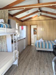 托克姆沃尔布莫雷韦旅游公园酒店的带两张双层床和厨房的客房