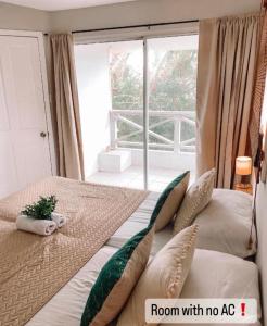 威廉斯塔德Casa di Caribe - palmtree的客房设有两张带枕头的床和窗户。