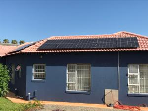 路易特里哈特The Plum的屋顶上设有太阳能电池板的蓝色房子