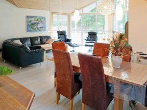 森讷维10 person holiday home in Ringk bing的客厅配有桌子和沙发