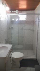 Aluga-se apartamento em Ponta de Areia的一间浴室