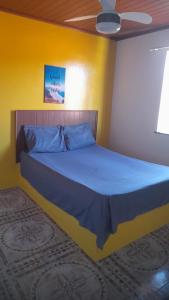 Aluga-se apartamento em Ponta de Areia客房内的一张或多张床位