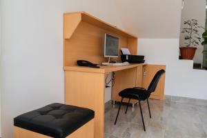 普卡尔帕Suite and Business的办公室,带桌椅和电脑