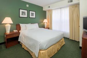 俄克拉何马城俄克拉荷马城西北原住客栈 的酒店客房,配有床和电视