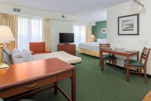俄克拉何马城俄克拉荷马城西北原住客栈 的酒店客房设有床和客厅。