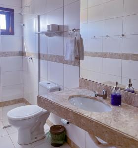 南蒂包Porto Serra Mar Flats Praia de Sibaúma- Pipa的白色的浴室设有卫生间和水槽。