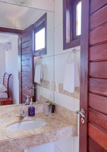 南蒂包Porto Serra Mar Flats Praia de Sibaúma- Pipa的一间带水槽和镜子的浴室