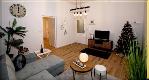维也纳Pension Lovac 10的带沙发和圣诞树的客厅