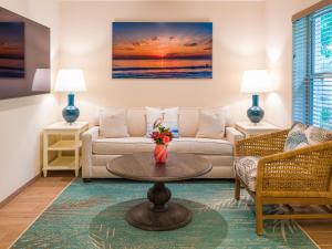 劳德代尔堡Seaside Villas的客厅配有沙发和桌子
