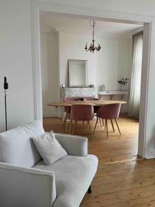 图尔昆Grand appartement charmant à 10 min de Lille的客厅配有白色的沙发和桌子