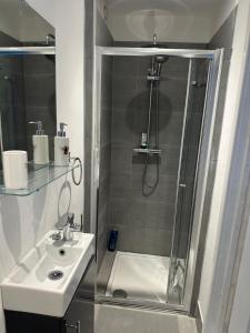 伦敦Self-contained en-suite room in Wembley的带淋浴和盥洗盆的浴室