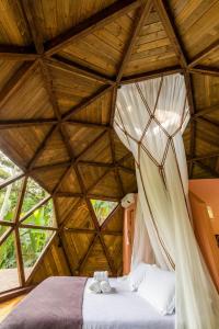 帕拉蒂Domo Deva Paraty的卧室配有木制天花板上的床铺