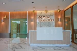 Ban PhayomMOODs Boutique Hotel的大楼中央带桌子的大堂