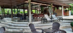 瓜拉大汉巴莱塞拉玛旅馆的一个带桌椅的休息区和庭院。