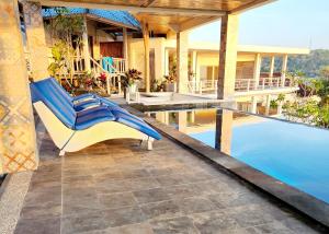 蓝梦岛Nusa View的一座带游泳池和庭院的房子