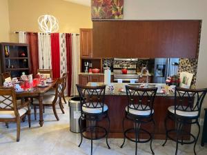 奥兰多Beautiful Modern 3 BR House - Downtown Orlando的带桌椅的厨房和带吧台的厨房