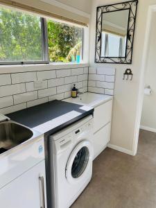 凯里凯里Mission Retreat的厨房配有洗衣机和水槽