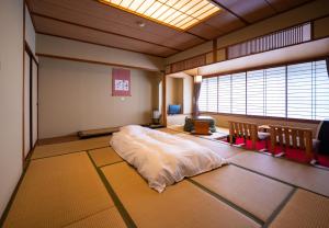 日光Sakahijiri Nikko的一间房间中间设有一张床