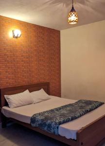 科代卡纳尔Cloudsmisty kodai的砖墙房间的一个床位