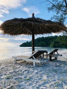 戈塔基耶夫岛The Last Point Koh Takiev的海滩上的野餐桌和遮阳伞