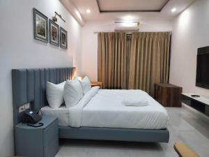 Hotel Elite 32 Avenue - Near Google Building, Sector 15 Gurgaon客房内的一张或多张床位