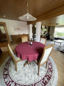 比勒费尔德Entire house, quiet city location, garden, parking的一间用餐室,配有一张紫色的桌子和椅子