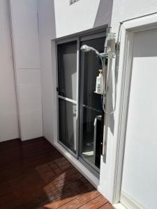 弗里曼特Ultra Stylish Fremantle Area的玻璃门的淋浴间