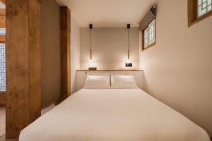 首尔Luxury hanok with private bathtub - SN08的上方有两个灯的房间的一张床位