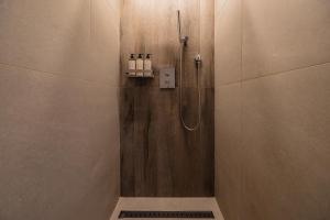 首尔Luxury hanok with private bathtub - SN08的带淋浴的浴室内的淋浴间