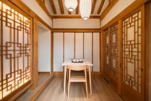 首尔Luxury hanok with private bathtub - SN08的窗户客房内的小桌子