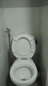 北碧Namas Kan Farmstay的浴室内白色的卫生间,配有座椅