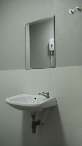 北碧Namas Kan Farmstay的浴室设有白色水槽和镜子