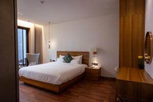 全州市Luel Hotel的卧室配有白色的床,铺有木地板