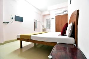 钦奈Royal Green Accommodation Chennai Airport的卧室配有一张床