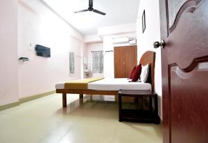 钦奈Royal Green Accommodation Chennai Airport的一间卧室配有一张床和一扇木门