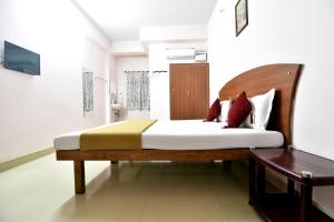 钦奈Royal Green Accommodation Chennai Airport的卧室配有一张床和一张桌子